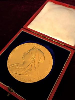 イギリス　1897年　ヴィクトリア　ビクトリア　ヤング・ベールドヘッド　90g超大型金メダル　在位60周年記念　ロイヤルミント公式発行　オリジナルケース付